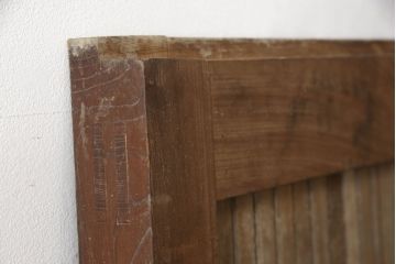アンティーク建具　総欅(ケヤキ)材　最上級　富山産　重厚感のある馬の金具が特徴的な格子蔵戸(玄関戸、引き戸)(R-063374)