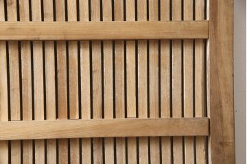 アンティーク建具　総欅(ケヤキ)材　最上級　富山産　重厚感のある馬の金具が特徴的な格子蔵戸(玄関戸、引き戸)(R-063374)