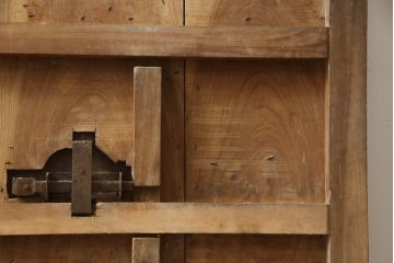 アンティーク建具　総欅(ケヤキ)材　最上級　富山産　重厚感のある馬の金具が特徴的な格子蔵戸(玄関戸、引き戸)(R-063374)
