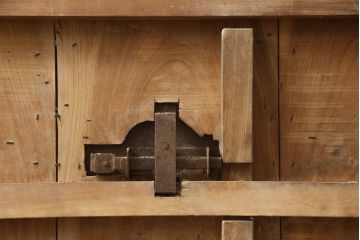 アンティーク建具　総欅(ケヤキ)材　最上級　富山産　重厚感のある馬の金具が特徴的な格子蔵戸(玄関戸、引き戸)(R-063374)