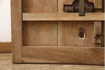 アンティーク建具　総欅(ケヤキ)材　最上級　富山産　重厚感のある馬の金具が特徴的な格子蔵戸(玄関戸、引き戸)(R-063374)