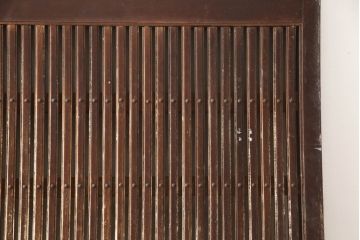 アンティーク建具　極上　上手物　福井産　総欅(ケヤキ)材　分厚い金具が存在感を放つ格子蔵戸1枚(引き戸、玄関戸)(R-063377)