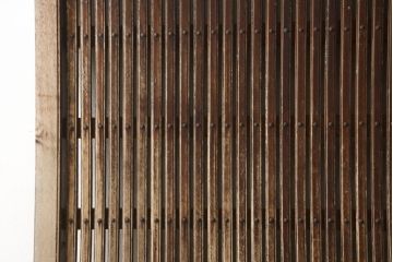 アンティーク建具　極上　上手物　福井産　総欅(ケヤキ)材　分厚い金具が存在感を放つ格子蔵戸1枚(引き戸、玄関戸)(R-063377)