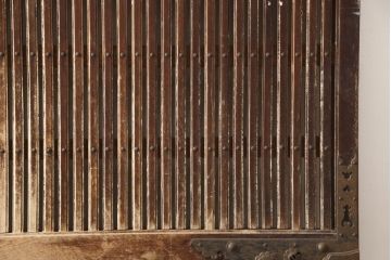 アンティーク建具　極上　上手物　福井産　総欅(ケヤキ)材　分厚い金具が存在感を放つ格子蔵戸1枚(引き戸、玄関戸)(R-063377)