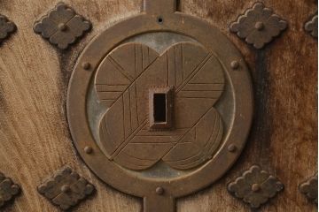 アンティーク建具　極上　上手物　福井産　総欅(ケヤキ)材　分厚い金具が存在感を放つ格子蔵戸1枚(引き戸、玄関戸)(R-063377)