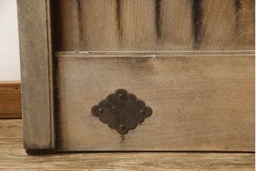 アンティーク建具　極上　上手物　福井産　総欅(ケヤキ)材　分厚い金具が存在感を放つ格子蔵戸1枚(引き戸、玄関戸)(R-063377)
