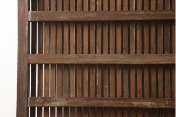 アンティーク建具　極上　上手物　福井産　総欅(ケヤキ)材　分厚い金具が存在感を放つ格子蔵戸1枚(引き戸、玄関戸)(R-063377)