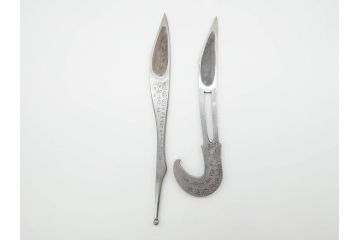 藤原良明(加藤真平)作　切り出し　鶴　鷲　武蔵國水心子　昭和壬戌年八月日　昭和辛酉年十月日　全長255mm　全長300mm　小刀2本セット(共箱付き、金象嵌、短刀、ナイフ、刃物)(R-063402)