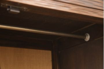 中古　軽井沢彫り　優美に咲き誇る牡丹の彫刻が美しいワードローブ(洋服タンス、収納棚、戸棚、引き出し、キャビネット)(R-063411)