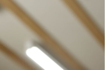 中古　軽井沢彫り　優美に咲き誇る牡丹の彫刻が美しいワードローブ(洋服タンス、収納棚、戸棚、引き出し、キャビネット)(R-063411)