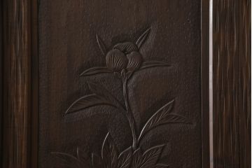 中古　軽井沢彫り　優美に咲き誇る牡丹の彫刻が美しいワードローブ(洋服タンス、収納棚、戸棚、引き出し、キャビネット)(R-063411)