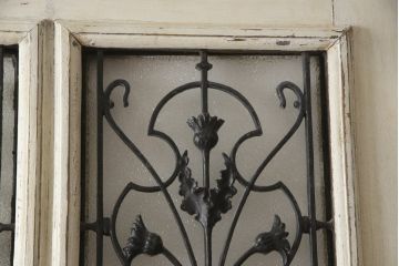 アンティーク建具　フランスアンティーク　特大サイズ　おしゃれなアクセントになるロートアイアンフェンス付きドア1枚(扉、木製ドア、玄関ドア、建具)(R-063412)