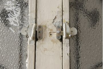 アンティーク建具　フランスアンティーク　特大サイズ　おしゃれなアクセントになるロートアイアンフェンス付きドア1枚(扉、木製ドア、玄関ドア、建具)(R-063412)