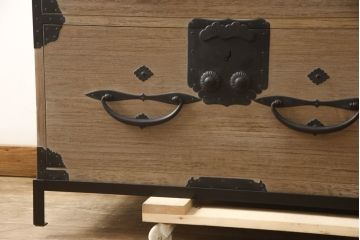 和製アンティーク　上手物!!　金具も木部も丁寧な造り!!上質な和の空間づくりにおすすめな造りの良い鉄脚付き二本松箪笥ローボード(ローチェスト、テレビ台、衣装箪笥)(R-063418)