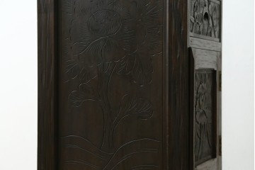 和製ヴィンテージ　軽井沢彫り　優美に咲き誇る牡丹の彫刻が魅力のサイドキャビネット　(R-063424)
