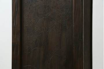 和製ヴィンテージ　軽井沢彫り　優美に咲き誇る牡丹の彫刻が魅力のサイドキャビネット　(R-063424)