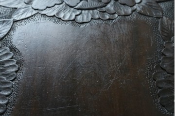 和製ヴィンテージ　軽井沢彫り　優美に咲き誇る牡丹の彫刻が魅力のサイドキャビネット　(R-063424)