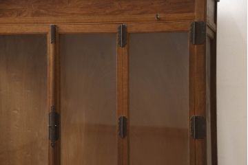 和製アンティーク　高級品　総欅(ケヤキ)材　金具や木肌が味わい深いガラスケース(ショーケース、飾り棚、陳列棚)(R-063428)