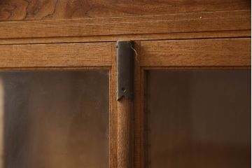 和製アンティーク　高級品　総欅(ケヤキ)材　金具や木肌が味わい深いガラスケース(ショーケース、飾り棚、陳列棚)(R-063428)