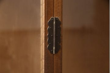 和製アンティーク　高級品　総欅(ケヤキ)材　金具や木肌が味わい深いガラスケース(ショーケース、飾り棚、陳列棚)(R-063428)