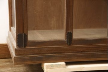 和製アンティーク　高級品　総欅(ケヤキ)材　金具や木肌が味わい深いガラスケース(ショーケース、飾り棚、陳列棚)(R-063428)