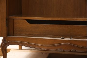 中古　DREXEL HERITAGE(ドレクセルヘリテイジ)　Touraine(ツーレイン)　流れるような曲線が美しいワードローブ(衣装タンス、洋服タンス、収納棚)(定価約100万円)(R-063430)