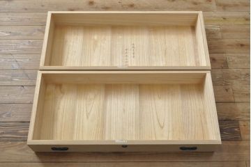中古　伝統工芸士　中山昌二作　モダンな金具が洗練された雰囲気を醸し出す加茂桐箪笥(胴厚、四方丸、桐たんす、着物箪笥、衣装タンス、和箪笥、引き出し)(R-063431)