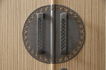 中古　伝統工芸士　中山昌二作　モダンな金具が洗練された雰囲気を醸し出す加茂桐箪笥(胴厚、四方丸、桐たんす、着物箪笥、衣装タンス、和箪笥、引き出し)(R-063431)