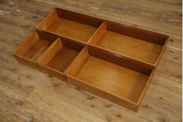 イギリスビンテージ　マホガニー材　飴色の木肌が美しい!!クラシカルな佇まいの小振りなチェスト(引き出し、サイドチェスト、サイドボード、ヴィンテージ)(R-063440)