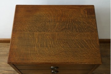 イギリスアンティーク　オーク材　引き出しの前板が可動する構造がユニークな脚付きレコードケース　(R-063442)