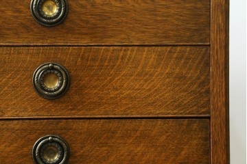 イギリスアンティーク　オーク材　引き出しの前板が可動する構造がユニークな脚付きレコードケース　(R-063442)