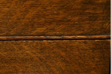 イギリスアンティーク　オーク材　引き出しの前板が可動する構造がユニークな脚付きレコードケース　(R-063442)