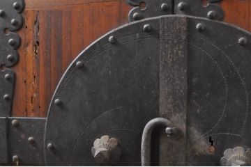 和製アンティーク　希少　珍品　特注金具　左三つ巴金具　特注!!上手物!!　迫力のある金具が存在感を放つ総桐観音箪笥(桐箪笥、桐たんす、衣装タンス、収納たんす、時代箪笥、引き出し)(R-063444)