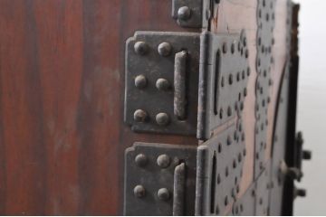 和製アンティーク　希少　珍品　特注金具　左三つ巴金具　特注!!上手物!!　迫力のある金具が存在感を放つ総桐観音箪笥(桐箪笥、桐たんす、衣装タンス、収納たんす、時代箪笥、引き出し)(R-063444)