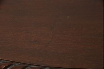 イギリスアンティーク　マホガニー材　クロウ&ボールの脚が風格を感じさせるハーフムーンキャビネット(ガラスケース、ショーケース、飾り棚、戸棚、収納棚、コンソールテーブル、半円)(R-063452)