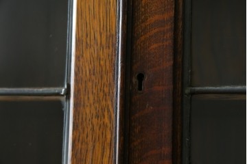 イギリスアンティーク　オーク材　ステンドグラス入りのビューローブックケース　(R-063457)