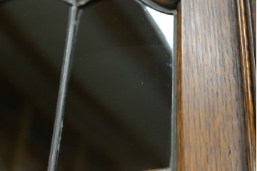 イギリスアンティーク　オーク材　ステンドグラス入りのビューローブックケース　(R-063457)