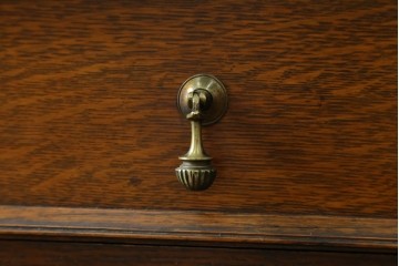 イギリスアンティーク　オーク材　ステンドグラス入りのビューローブックケース　(R-063457)