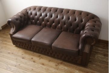 イギリスビンテージ　本革　Winchester Furniture(ウィンチェスター・ファニチャー)　ボリューム感たっぷりのチェスターフィールドソファ(三人掛けソファ、3人掛け、3P、ヴィンテージ、レザー)(R-063460)