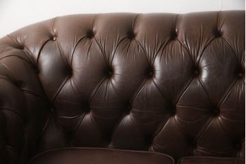 イギリスビンテージ　本革　Winchester Furniture(ウィンチェスター・ファニチャー)　ボリューム感たっぷりのチェスターフィールドソファ(三人掛けソファ、3人掛け、3P、ヴィンテージ、レザー)(R-063460)