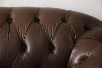 イギリスビンテージ　本革　Winchester Furniture(ウィンチェスター・ファニチャー)　ボリューム感たっぷりのチェスターフィールドソファ(三人掛けソファ、3人掛け、3P、ヴィンテージ、レザー)(R-063460)