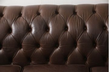 イギリスビンテージ　本革　Winchester Furniture(ウィンチェスター・ファニチャー)　ボリューム感たっぷりのチェスターフィールドソファ(三人掛けソファ、3人掛け、3P、ヴィンテージ、レザー)(R-063460)