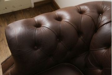 イギリスビンテージ　本革　Winchester Furniture(ウィンチェスター・ファニチャー)　ボリューム感たっぷりのチェスターフィールドソファ(三人掛けソファ、3人掛け、3P、ヴィンテージ、レザー)(R-063460)