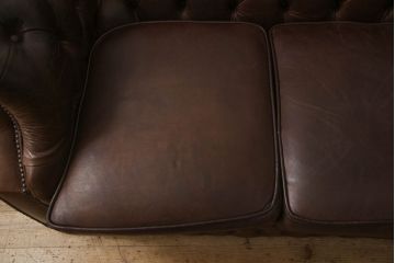 イギリスビンテージ　本革　Winchester Furniture(ウィンチェスター・ファニチャー)　ボリューム感たっぷりのチェスターフィールドソファ(三人掛けソファ、3人掛け、3P、ヴィンテージ、レザー)(R-063460)
