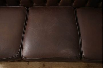 イギリスビンテージ　本革　Winchester Furniture(ウィンチェスター・ファニチャー)　ボリューム感たっぷりのチェスターフィールドソファ(三人掛けソファ、3人掛け、3P、ヴィンテージ、レザー)(R-063460)