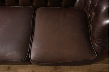 イギリスビンテージ　本革　Winchester Furniture(ウィンチェスター・ファニチャー)　ボリューム感たっぷりのチェスターフィールドソファ(三人掛けソファ、3人掛け、3P、ヴィンテージ、レザー)(R-063460)