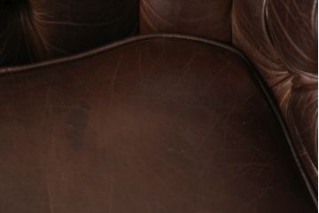 イギリスビンテージ　本革　Winchester Furniture(ウィンチェスター・ファニチャー)　ボリューム感たっぷりのチェスターフィールドソファ(三人掛けソファ、3人掛け、3P、ヴィンテージ、レザー)(R-063460)