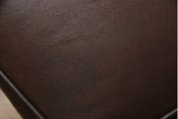 イギリスビンテージ　本革　Winchester Furniture(ウィンチェスター・ファニチャー)　ボリューム感たっぷりのチェスターフィールドソファ(三人掛けソファ、3人掛け、3P、ヴィンテージ、レザー)(R-063460)