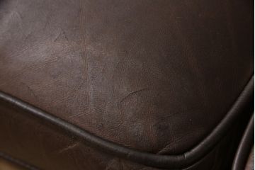 イギリスビンテージ　本革　Winchester Furniture(ウィンチェスター・ファニチャー)　ボリューム感たっぷりのチェスターフィールドソファ(三人掛けソファ、3人掛け、3P、ヴィンテージ、レザー)(R-063460)
