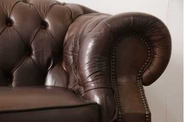 イギリスビンテージ　本革　Winchester Furniture(ウィンチェスター・ファニチャー)　ボリューム感たっぷりのチェスターフィールドソファ(三人掛けソファ、3人掛け、3P、ヴィンテージ、レザー)(R-063460)